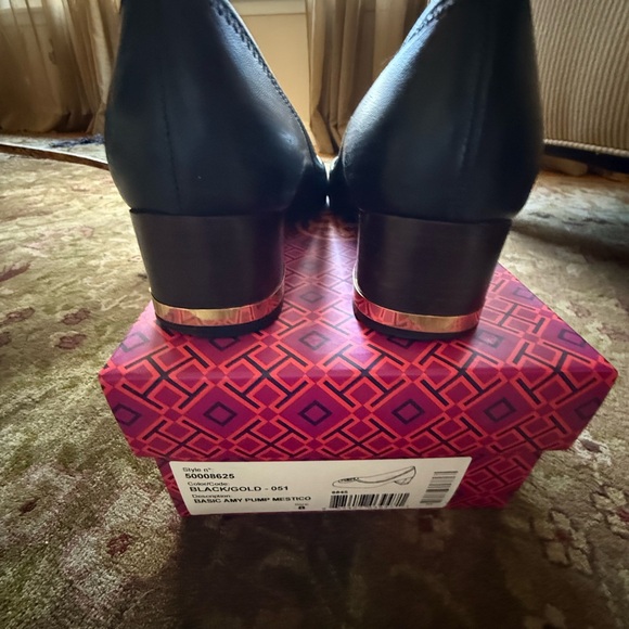 Tory Burch Black/Gold Amy Pump Mestico with Gold Emblem SZ 8 EUC - Picture 6 of 14